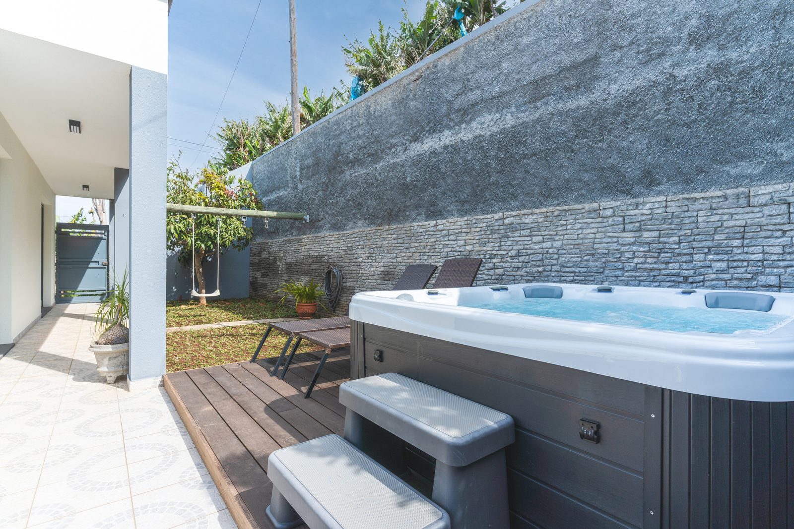 Jacuzzi among mango trees — Casa Saudade, Madeira