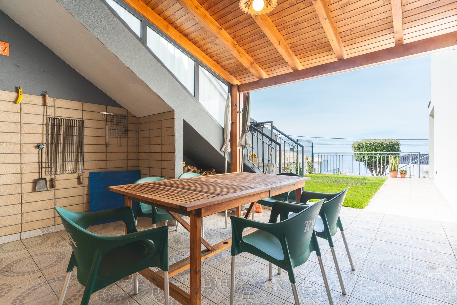 Outdoor dining and barbecue area — Casa Saudade, Madeira