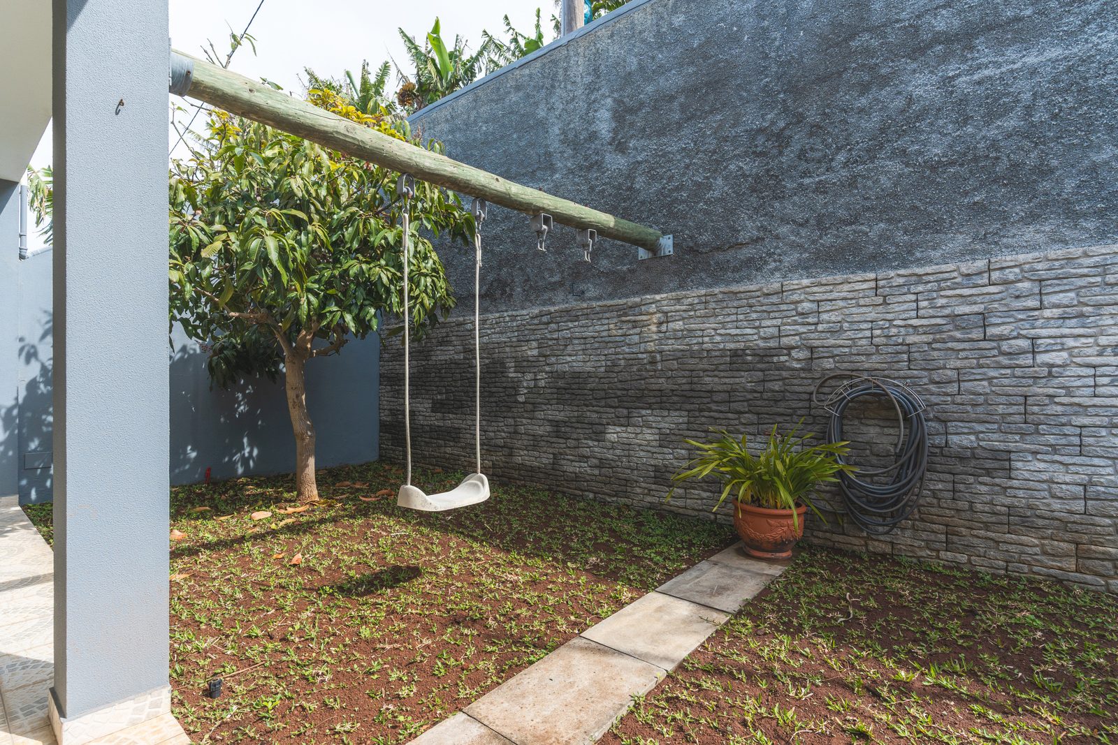 Garden with mango trees — Casa Saudade, Madeira